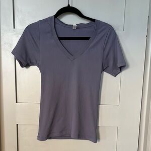 Athleta Renew Seamless Short sleeve Vneck size small